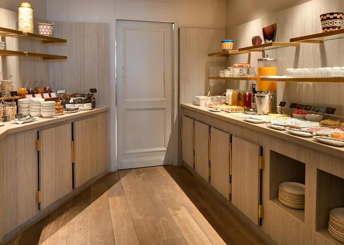 Hotel Rochester Champs Elysees 4*