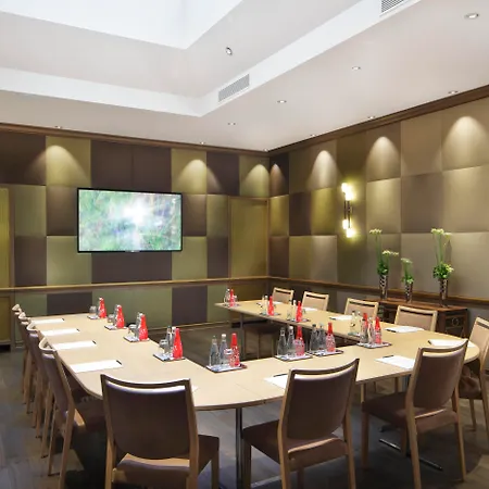 Hotel Rochester Champs Elysees Paris