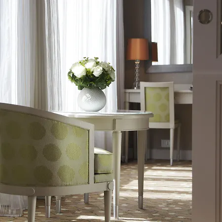 Hotel Rochester Champs Elysees Paris