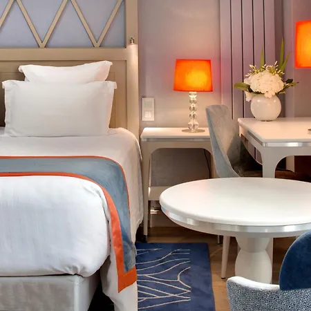 Hotel Rochester Champs Elysees Paryż