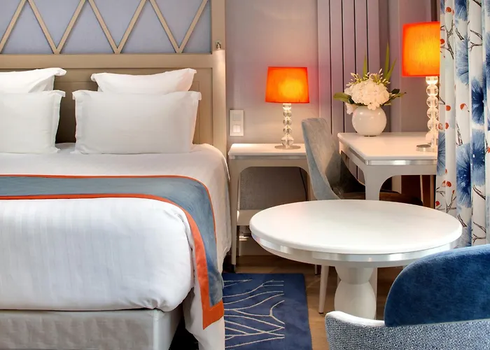 Hotel Rochester Champs Elysees Paris
