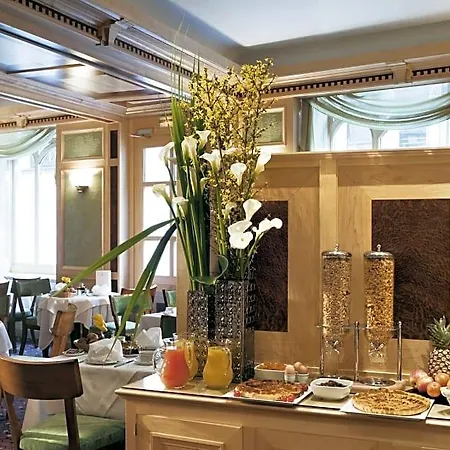 Hotel Rochester Champs Elysees Paris